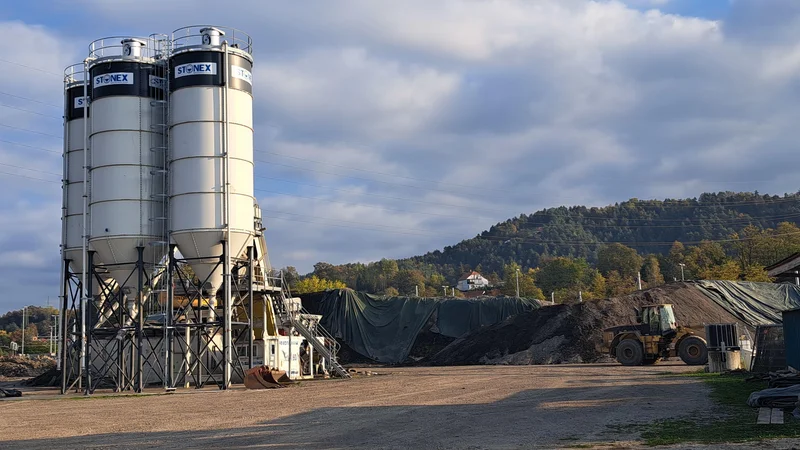 V Stonexu pričakujejo, da bodo nevarne kupe predelali in odstranili do konca leta ali v začetku prihodnjega leta. Pogodbeni rok z DRSI je bil podaljšan do 31. oktobra 2023. FOTO: Špela Kuralt/Delo
