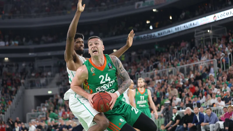 Fotografija: Alen Omić je 17 točkam dodal še sedem skokov. FOTO: Cedevita Olimpija
