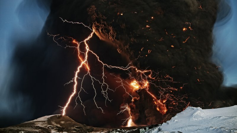 Fotografija: Izbruh ognjenika Eyjafjallajökull na Islandiji je aprila 2010 povzročil kopico preglavic v letalskem prometu. Znanstveniki še vedno proučujejo, kakšne učinke je imel na podnebje. FOTO: Lucas Jackson/Reuters
