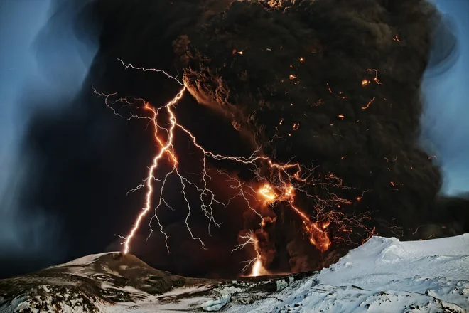 Izbruh ognjenika Eyjafjallajökull na Islandiji je aprila 2010 povzročil kopico preglavic v letalskem prometu. Znanstveniki še vedno proučujejo, kakšne učinke je imel na podnebje. FOTO: Lucas Jackson/Reuters
