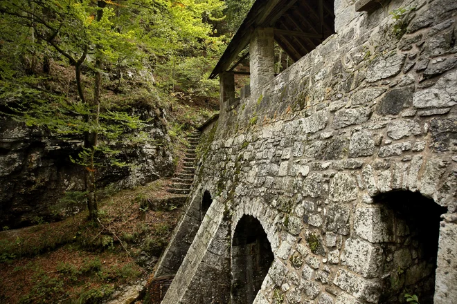 Sprva lesene klavže – prve so zgradili na reki Zali že leta 1589 – je narasla voda nenehno podirala, zato so jih v drugi polovici 18. stoletja nadomestili z zidanimi. FOTO: Uroš Hočevar
