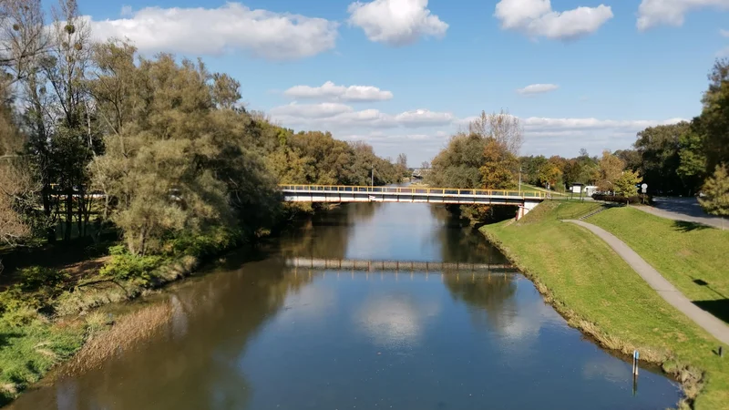 Fotografija: Ob reki Sola je urejena pohodna oziroma kolesarska pot. FOTO: Anja Intihar