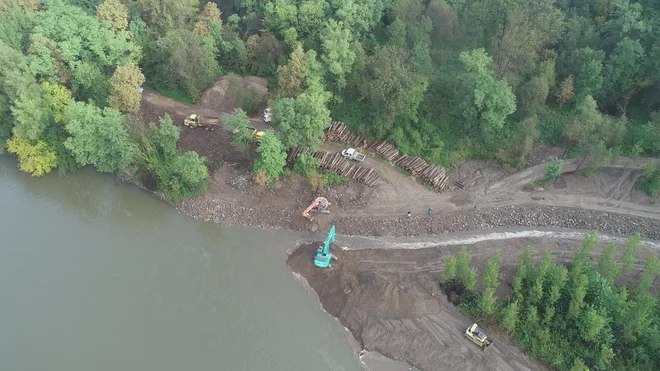 Pri Dokležovju so obnovili stranski rokav, do katerega se bo poslej Mura lahko razširila z odnašanjem zemlje in proda. FOTO: arhiv projekta Natura Mura
