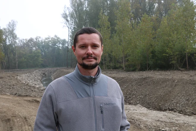 »Dolgoročno vsi naši ukrepi ne bodo dovolj, če Avstrijci ne bodo znova omogočili potovanja proda po strugi,« pravi vodja projekta Natura Mura Aleksander Koren z mariborske območne enote zavoda za varstvo narave. FOTO: Jože Pojbič
