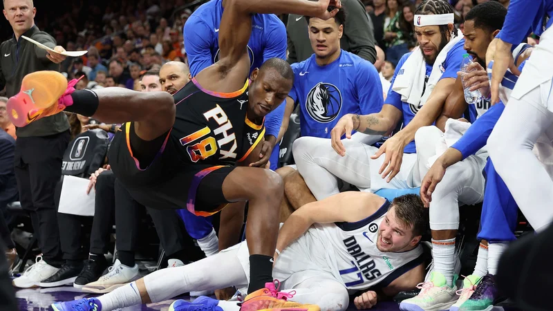 Fotografija: Luka Dončić ni mogel preprečiti Dallasovega poraza pri Phoenixu. FOTO: Christian Petersen/AFP