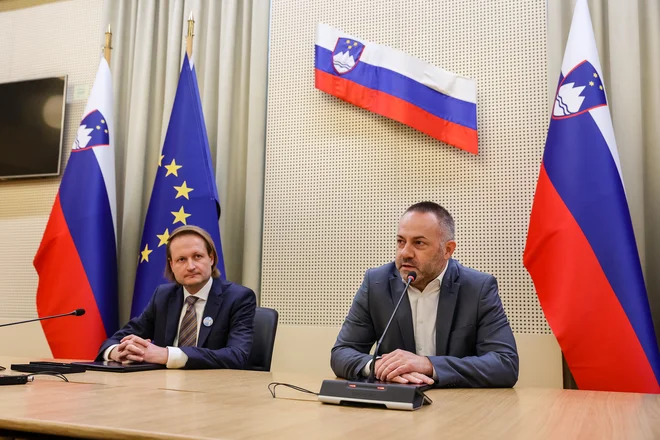 Sindikati javnega sektorja prihodnost plačnega sistema vidijo v popravkih in nadgradnji obstoječega sistema plač v javnem sektorju in ne pristajajo na to, da bo en sindikat, skupaj z vlado, narekoval spremembe sistema vsem drugim. FOTO: Črt Piksi/Delo
