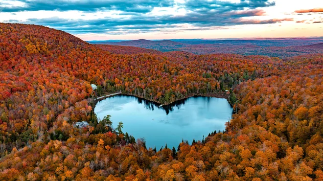 Pogled na jezero Baker v bližini mesta East Bolton v kanadskem Quebecu. FOTO: Sebastien St-Jean/AFP
