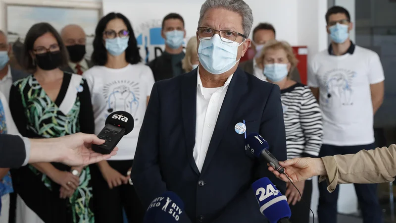 Fotografija: Na zadnjih nastopih pred kamerami je bil Konrad Kuštrin že videti utrujen. FOTO: Leon Vidic/DELO