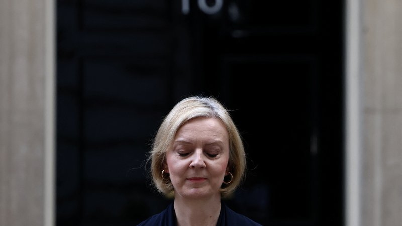 Fotografija: Liz Truss je v kratki izjavi pred vhodom v Downing Street 10 potrdila, da odstopa s položaja britanske premierke. FOTO: Henry Nicholls/Reuters
