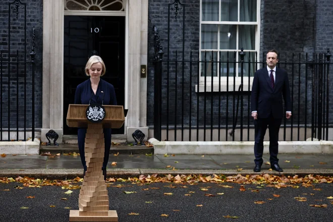 Liz Truss in njen soprog Hugh O'Leary med popoldansko odstopno izjavo. FOTO: Henry Nicholls/Reuters
