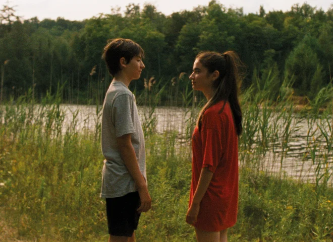 Nekoliko bolj sproščeno mladost preživljajo quebeški najstniki na počitnicah v koči ob jezeru v filmu Charlotte Le Bon Falcon Lake. Foto Arhiv Liffa
