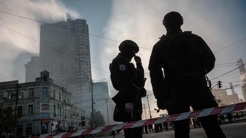 Fotografija: Po Kijevu spet rastejo nadzorne vojaške točke. FOTO: Yasuyoshi Chiba/AFP

