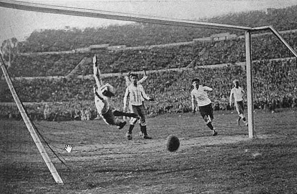 Takole je padel gol med tekmo Urugvaja in Argentine na SP 1930. FOTO: Wikipedia
