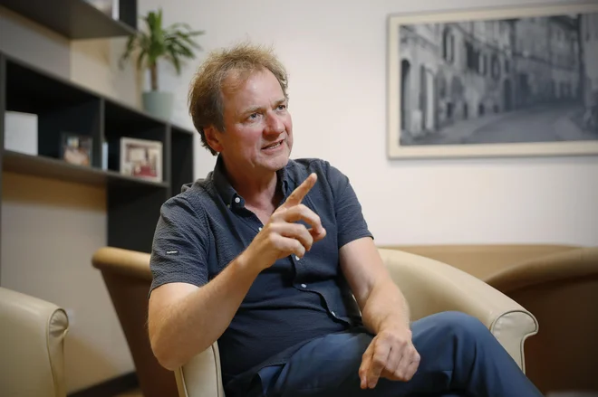 Frank Westerman: Novinar ima v vojni vedno več vprašanj kot odgovorov, zato je dobro vedeti, kaj je pravo vprašanje. FOTO: Leon Vidic
