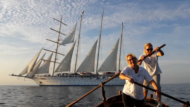 Na topu veslata Silva Červar in Nadja Zigante, v ozadju je velika jadrnica Royal Clipper. Foto Milka Sinkovič
