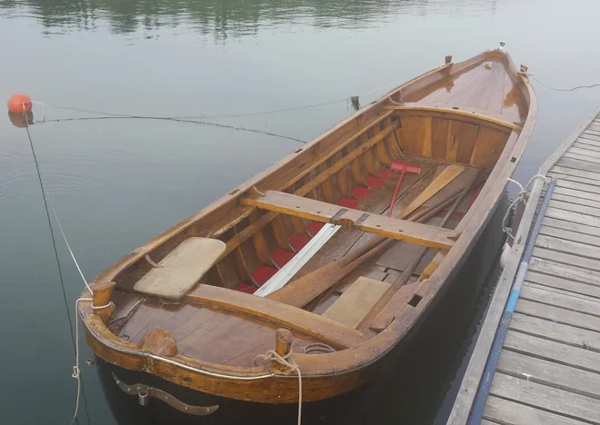 Tako zgleda enostaven. vendar zelo popolno izdelan čolniček za štiri vesla. Občasno tudi za dve jadri. Foto Romana Kačič
