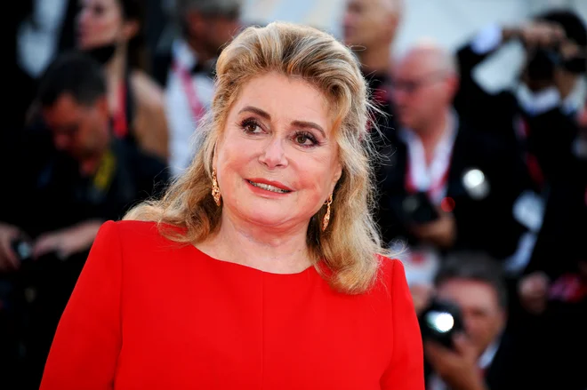 Zvezda rdeče preproge na letoš&shy;njem beneškem festivalu, kjer je prejela zlatega leva za življenjske dosežke. FOTO: Ipa Venezia2020/Via Reuters
