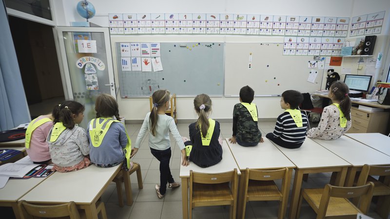 Fotografija: V šoli so garderobe učencev prve triade spremenili v učilnice. FOTO: Jože Suhadolnik/Delo

