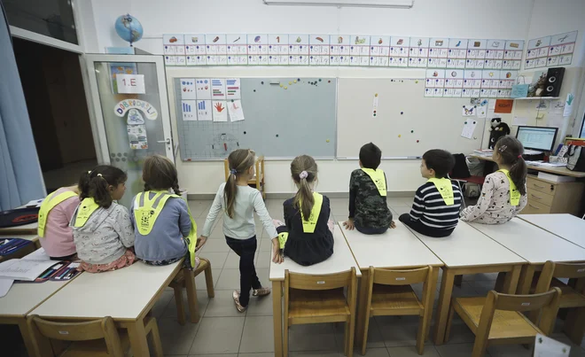 V šoli so garderobe učencev prve triade spremenili v učilnice. FOTO:&nbsp;Jože Suhadolnik/Delo
