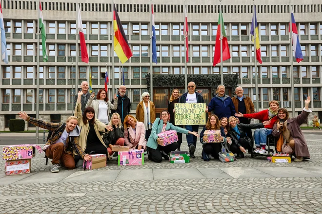 Inštitut 8.marec je že predal podpise za brezplačna kosila za otroke. FOTO: Črt Piksi