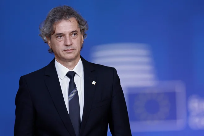 Po mnenju premiera Roberta Goloba bi morali poiskati odgovor na vprašanje, »kako s čim manj stroški in intervencij iz državnih proračunov zmanjšati sedanje visoke cene energentov in umiriti energetske trge v Evropi«. FOTO: Kenzo Tribouillard/AFP
