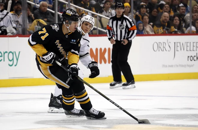Jevgenij Malkin (v črnem) in drugi pri Pittsburghu so bili predobri za hokejiste Los Angelesa. FOTO: Charles Leclaire/Usa Today Sports
