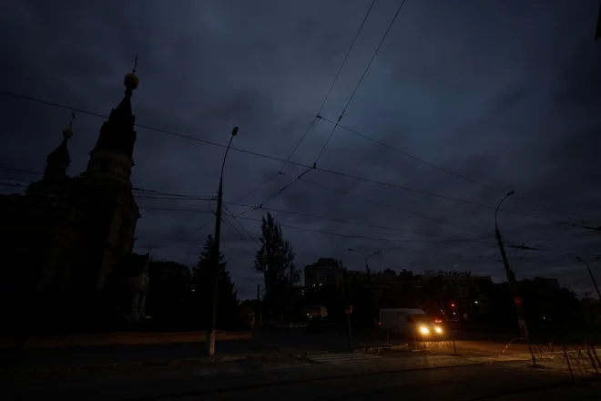 Prebivalstvo se že spoprijema z izklopi električne energije, oblasti jih ves čas pozivajo k varčevanju. FOTO: Valentyn Ogirenko/Reuters
