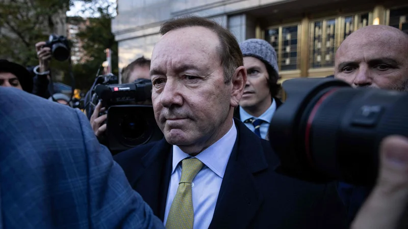 Fotografija: Triinšestdesetletni Spacey je kmalu po razglasitvi sodbe zapustil sodišče in govoril z novinarji. FOTO: Yuki Iwamura/AFP