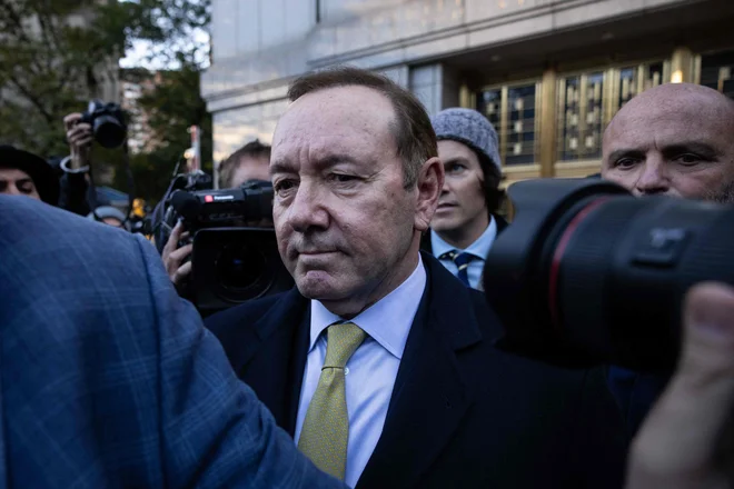 Triinšestdesetletni Spacey je kmalu po razglasitvi sodbe zapustil sodišče in govoril z novinarji. FOTO: Yuki Iwamura/AFP