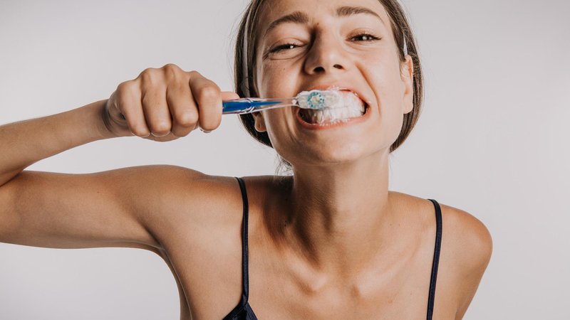 Fotografija: Učinkovito odpravljanje zobnih oblog je temelj dobrega ustnega zdravja za vse življenje. FOTO: Arhiv Polet/Shutterstok
