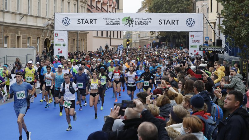 Fotografija: Po podatkih Timinga Ljubljana, organizatorja maratona, se je za vse kategorije tekov prijavilo 17.390 tekačev. FOTO: Leon Vidic/Delo
