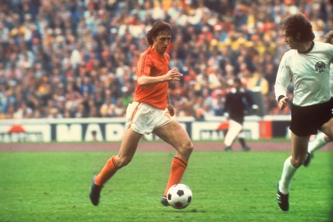 Dva nogometna velikana in kapetana, Johan Cruyff želi v finalu svetovnega prvenstva leta 1974 preigrati Franza Beckenbauerja. FOTO: Peter Robinson/Reuters
