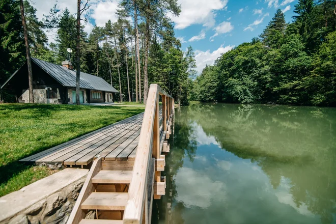 Večina gostov v koči ob petem jezeru, ki sodi v zaprt del posestva, išče mir in neokrnjeno naravo. FOTO:  promocijsko gradivo
