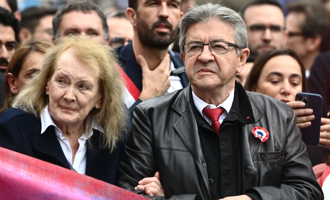 Ob radikalnem levičarju Jean-Lucu Mélenchonu je pred v nedeljo paradirala Nobelova nagrajenka Annie Ernaux.
FOTO: Christophe Archambault/Afp