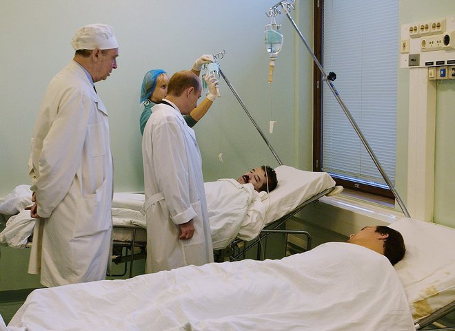 Predsednik Vladimir Putin se je na Inštitutu za nujno medicino Sklifosovskega srečal s talci, rešenimi iz gledališča. FOTO: wikipedija
