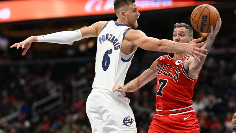 Fotografija: Goran Dragić (desno) in center Washingtona Kristaps Porzingis med eno od akcij. FOTO: Tommy Gilligan/Usa Today Sports