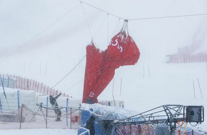 Zaradi slabega vremena je bil ženski veleslalom odpovedan. FOTO: Matej Družnik
