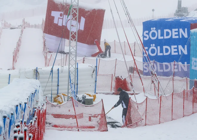Zaradi slabega vremena je bil ženski veleslalom odpovedan. FOTO: Matej Družnik
