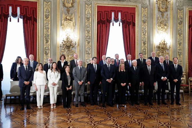 Giorgii Meloni je predsednik Sergio Mattarella mandat za sestavo vlade podelil v petek popoldne, zvečer pa je že predstavila svojo ministrsko ekipo. FOTO: Guglielmo Mangiapane/Reuters

