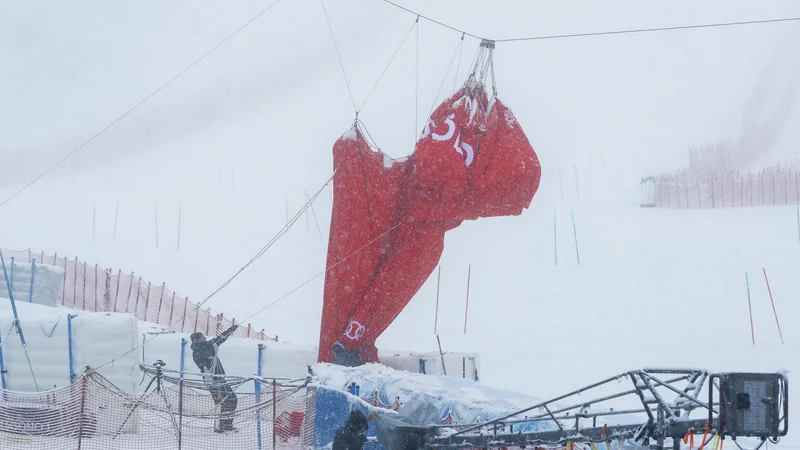 Fotografija: Muhasto vreme ni dovolilo izvedbe prve veleslaloma smučark v sezoni. FOTO: Matej Družnik/Delo
