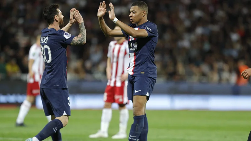 Fotografija: Lionel Messi in Kylian Mbappe proslavljata po zadetku v mreži Ajaccia. FOTO: Pascal Pochard-Casabianca/AFP
