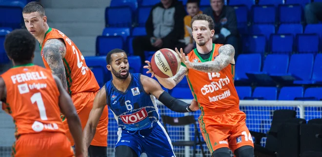 Olimpijin branilec Josh Adams (desno) je bil v Podgorici prvi strelec in podajalec tekme z 20 točkami in 5 asistencami. FOTO: ABA