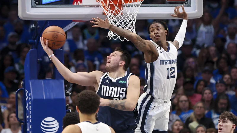 Fotografija: Luka Dončić ob Ja Morantu (desno). To naj bi bil dvoboj, ki bo zaznamoval to in vse naslednje sezone lige NBA. FOTO: Kevin Jairaj/USA Today Sports