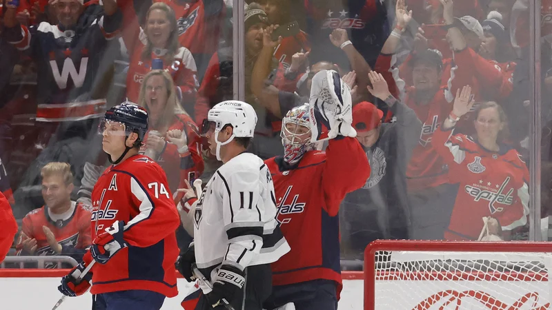 Fotografija: Vratar Washingtona Darcy Kuemper proslavlja ob Anžetu Kopitarju v prestolnici ZDA. FOTO: Geoff Burke/USA Today Sports