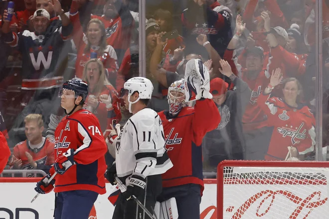 Vratar Washingtona Darcy Kuemper proslavlja ob Anžetu Kopitarju v prestolnici ZDA.&nbsp;FOTO: Geoff Burke/USA&nbsp;Today Sports
