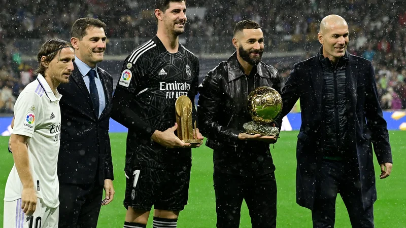Fotografija: Luka Modrić (skrajno levo) in Zinedine Zidane (skrajno desno), nekdanja osvajalca zlate žoge, sta se na zelenici pridružila Ikerju Casillasu, Thibautu Courtoisu in junaku minule sezone Karimu Benzemaju. FOTO: Javier Soriano/AFP