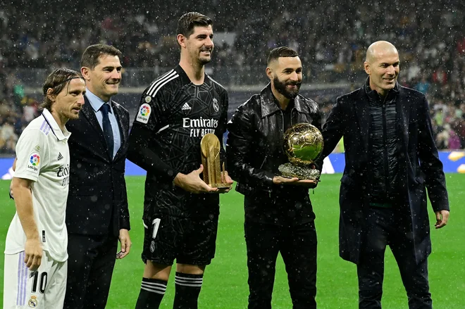 Luka Modrić (skrajno levo) in Zinedine Zidane (skrajno desno), nekdanja osvajalca zlate žoge, sta se na zelenici pridružila Ikerju Casillasu, Thibautu Courtoisu in junaku minule sezone Karimu Benzemaju. FOTO: Javier Soriano/AFP