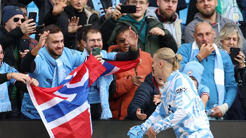 Fotografija: Erling Haaland z navijači ManCityja po tekmi na domačem štadionu Etihad. FOTO: Molly Darlington/Reuters
