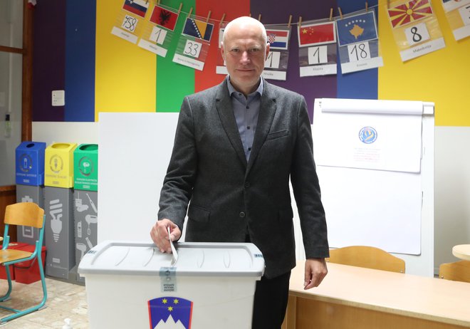 Milan Brglez je ob oddaji glasu na volišču v Logatcu. FOTO: Dejan Javornik
