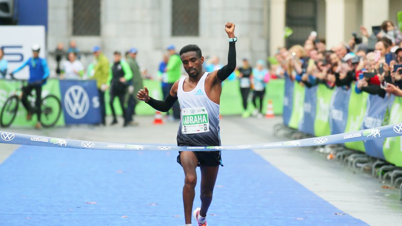 Fotografija: Zmagovalec ljubljanskega maratona je Etiopijec Gebretsadik Abraha. FOTO: Jože Suhadolnik
